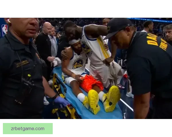 穆迪伤退接受医疗救治 双方球员泪水盈眶全场陷入沉寂